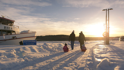 Perhe kävelee Jyväsjärven jäällä auringonlaskuun. Kuvaaja Tero Takalo-Eskola. Image Tero Takalo-Eskola