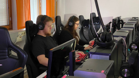 Nuoret istuvat tietokoneella Bittiliigan työkokeilussa.