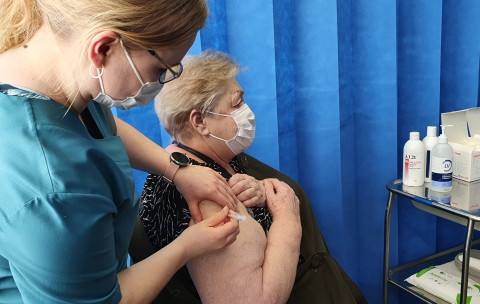 Hoitaja pistää rokotusta asiakkaan käsivarteen. Kuva Jaana Pinson
