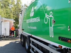 Jäteauto tyhjentää kiinteistön jäteastioita