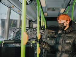 Joukkoliikennematkustaja Linkki-linja-autossa. Kuva MySome
