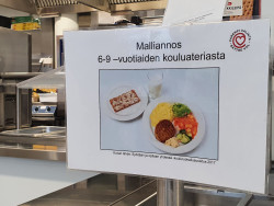 Kyltti koulun ruokalassa: Malliannos 6-9-vuotiaiden kouluateriasta. Kuva Jaana Pinson
