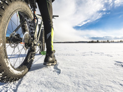 lähikuva pyöränrenkaasta jäällä. Kuva Tero Takalo-Eskola