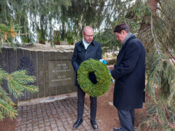 Timo Koivisto ja Jaakko Selin vievät seppelettä veteraanien muistomerkille. Kuva Outi Kaakkuri