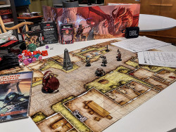 Dungeons & Dragons -peli avattuna pöydällä, Huhtasuon nuorisotilalla. Kuva Ville Rusanen