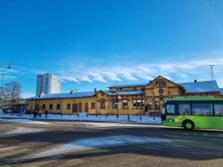 Linkki Vanhan aseman edessä talvella. Kuva Katja Kauppila