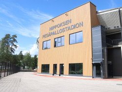 Hippoksen uuden pesäpallostadionin ulkoseinän kyltti. Kuva Jyväskylän liikuntapalvelut