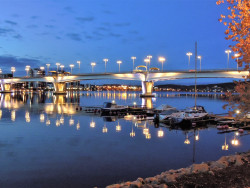 Yöllinen Kuokkalan silta. Kuva Jyväskylän kaupunki
