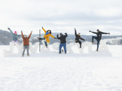 Ihmiset kiipeilevät Jyväskylä-kirjaimilla talvella. Kuva Tero Takalo-Eskola