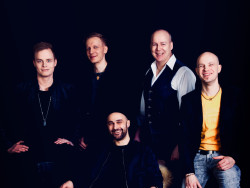Energia-yhtyeen viisi jäsentä ryhmäkuvassa. Kuva Jyväskylän kulttuuripalvelut