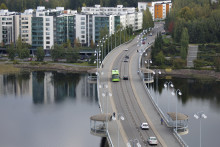 Vesistön ylittävällä sillalla liikennettä. Kuva Jiri Halttunen