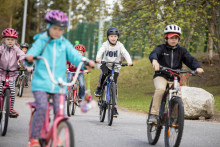 Oppilaat pyöräilevät. Kuva Hanna-Kaisa Hämäläinen