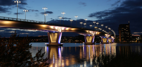 Kuokkalan silta valaistuna kesäillassa. Kuva Touho Häkkinen